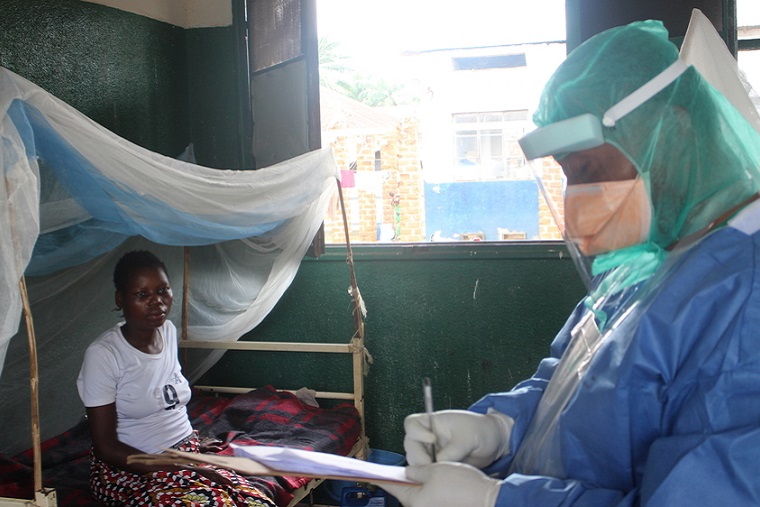 エムポックスの患者の治療に当たるMSF医師　© MSF/Alain Duhamel Ntungane