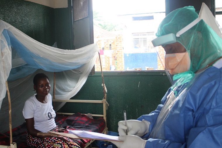 エムポックスの患者の治療に当たるMSF医師 © MSF/Alain Duhamel Ntungane