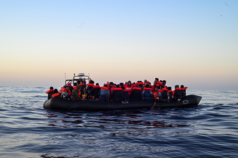 地中海で遭難した74人を乗せたゴムボート　Ⓒ Candida Lobes/MSF 