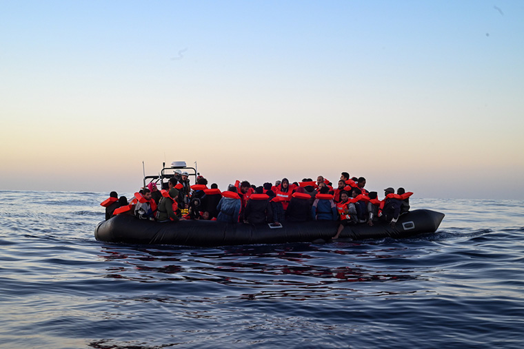地中海で遭難した74人を乗せたゴムボート Ⓒ Candida Lobes/MSF