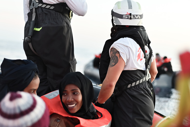 海上で救助された人びと　Ⓒ Candida Lobes/MSF 