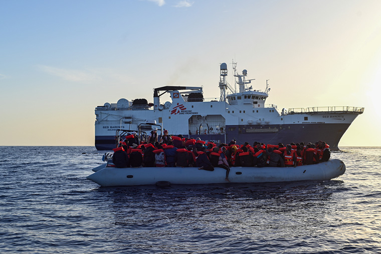 ゴムボート上の遭難者たちを救助するMSFのジオ・バレンツ号　Ⓒ Candida Lobes/MSF 