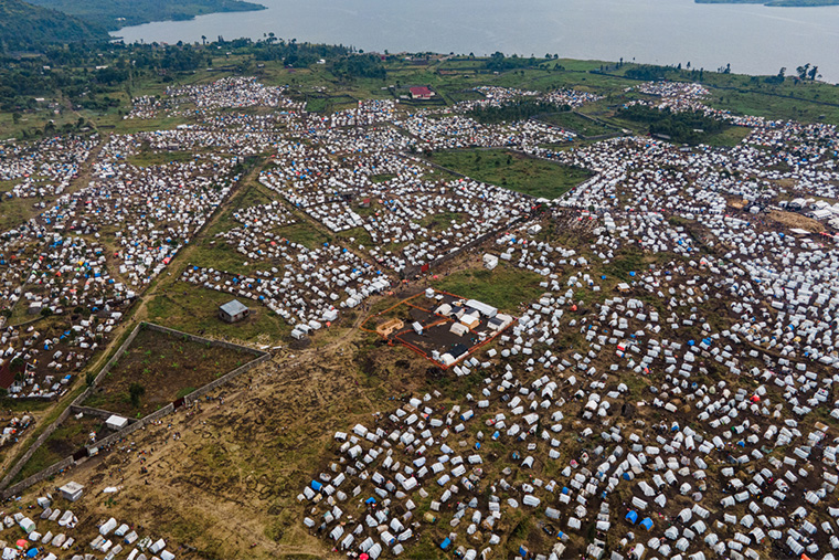 コンゴ民主共和国：北キブ州にあるブレンゴ国内避難民キャンプ。武力衝突の後、多くの住民が避難を余儀なくされた。MSFは7000世帯以上の避難民に無償の医療援助と清潔な水を提供している＝2023年2月　Ⓒ Michel Lunanga/MSF