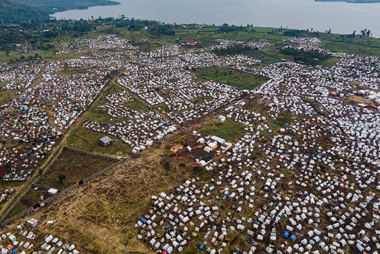 コンゴ民主共和国:北キブ州にあるブレンゴ国内避難民キャンプ。武力衝突の後、多くの住民が避難を余儀なくされた。MSFは7000世帯以上の避難民に無償の医療援助と清潔な水を提供している=2023年2月 Ⓒ Michel Lunanga/MSF