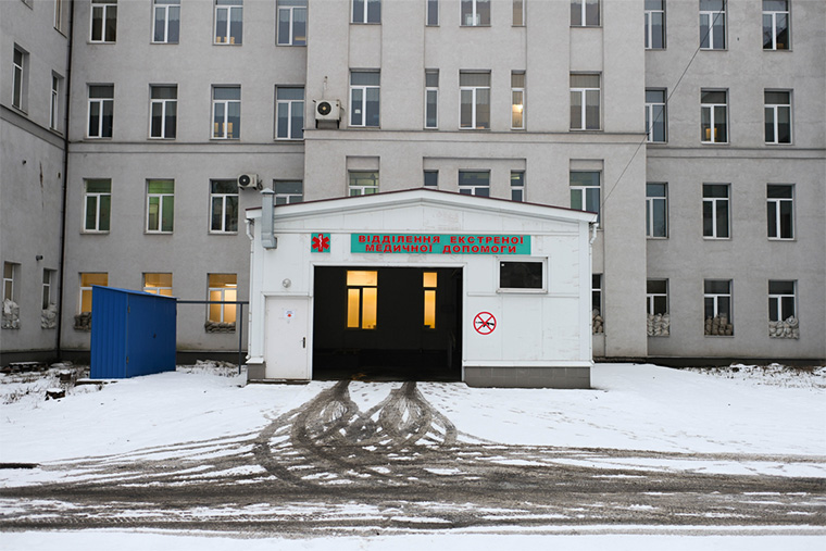 ウクライナ：MSFが活動するドネツク州コスチャンティニウカ病院の救急入口。ウクライナ軍による周辺地域の奪還後、MSFはここで活動している＝2023年2月　Ⓒ Colin Delfosse