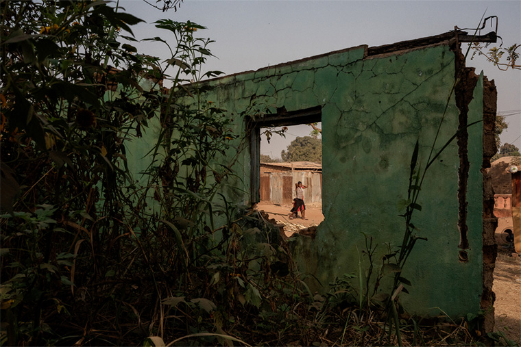 中央アフリカ：首都バンギ、PK5地区近くの破壊された家の窓から見える女性と子ども。この町と周辺地域は過去10年にわたり残忍な暴力の舞台となってきた＝2023年1月　Ⓒ Adrienne Surprenant/MYOP