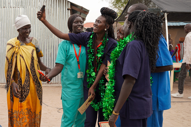 南スーダン：「MSFヘルスケア・アカデミー」の卒業式で自撮りをする看護師たち。MSFでは、現地採用の医療従事者の能力向上を図るために、MSFヘルスケア・アカデミーを運営し研修活動を実施している＝2023年3月　Ⓒ Alicia Gonzalez/MSF