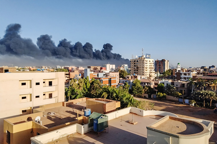 スーダン：首都ハルツームに漂う黒い煙。4月中旬、スーダン軍（SAF）と準軍事組織「即応支援部隊（RSF）」の間で紛争が始まった＝2023年5月　Ⓒ MSF/Atsuhiko Ochiai