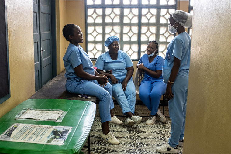 モザンビーク：ベイラにある診療所で同僚と話す、助産師研修生の女性（左）。MSFは、安全な中絶と産科医療を提供する保健省のスタッフの支援を行っている＝2023年5月　Ⓒ Miora Rajaonary