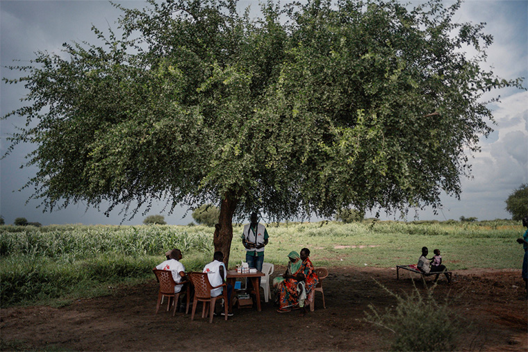 南スーダン：アビエイ特別行政区にある、木の下に設置された臨時の簡易診療所。MSFはここで村の人びとに診察を行う＝2023年8月　Ⓒ Sean Sutton/Panos Pictures