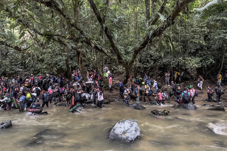 パナマ：南米コロンビアと中米パナマの国境にまたがる未開のジャングル、「ダリエン地峡 」の川を渡り、パナマ国境を目指す人びと＝2023年8月　Ⓒ Juan Carlos Tomasi/MSF