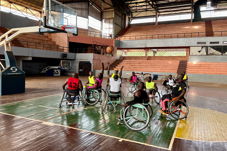 中央アフリカ：バスケットボールの試合中、ボールに手を伸ばすビヤンベヌーさん（左から3人目）。事故により片方の脚を切断した後、MSFの支援で手術と理学療法を受けた。現在は車いすバスケの選手として練習に打ち込んでいる＝2023年4月　Ⓒ Kristen Poels/MSF