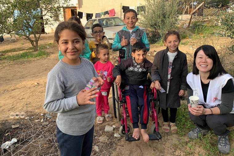 近くで避難生活を送る子どもたちと遊ぶ中嶋(右)=11月25日 © MSF