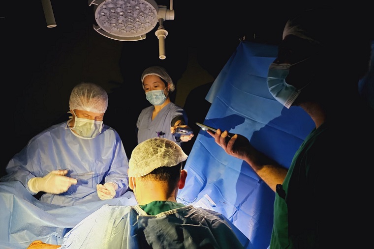 停電時は携帯のライトを照らして手術を継続した=11月30日 © MSF