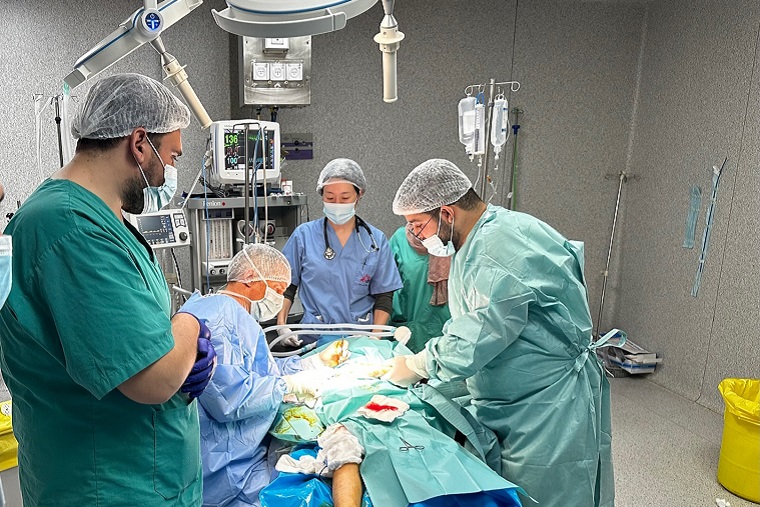 ナセル病院の手術室で患者の麻酔を行う中嶋（中央）=11月21日　© MSF