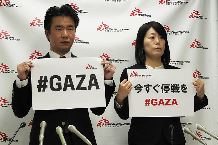即時停戦を訴える、MSF日本事務局長村田慎二郎（左）と中嶋　© MSF