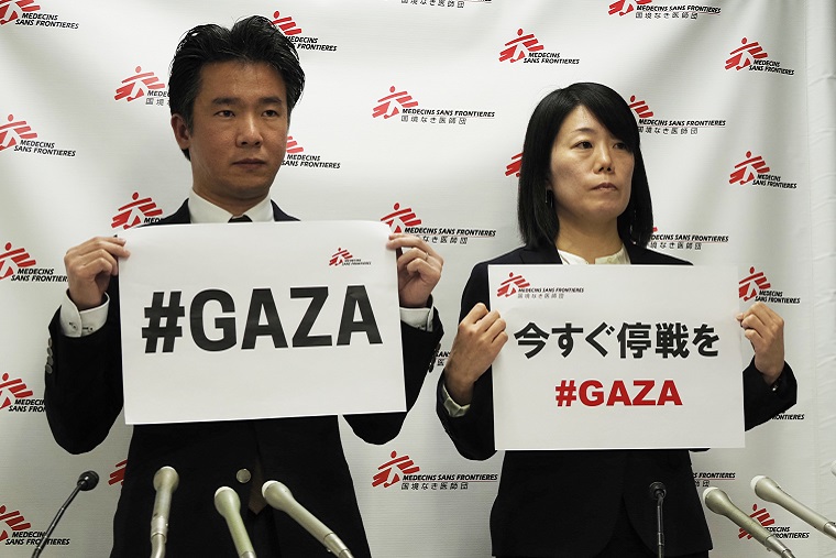 即時停戦を訴える、MSF日本事務局長村田慎二郎(左)と中嶋 © MSF