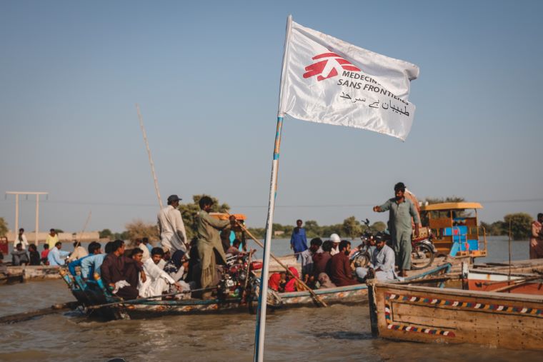 洪水で道路が使えなくなり、人びとが頼ったボートによる移動＝2022年9月26日　　© Zahra Shoukat
