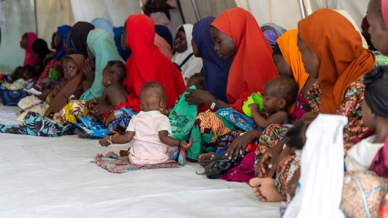ナイジェリア北東部でのMSFの栄養失調対策プロジェクトの集まった親子ら＝2023年7月 　© MSF/Ehab Zawati