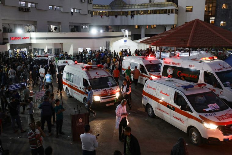 ガザ・シファ病院に10月15日、次々と負傷者を運び込む救急車。シファ病院はその後、イスラエル軍の攻撃などで病院としての機能を大幅に失った　© Dawood Nemer/AFP