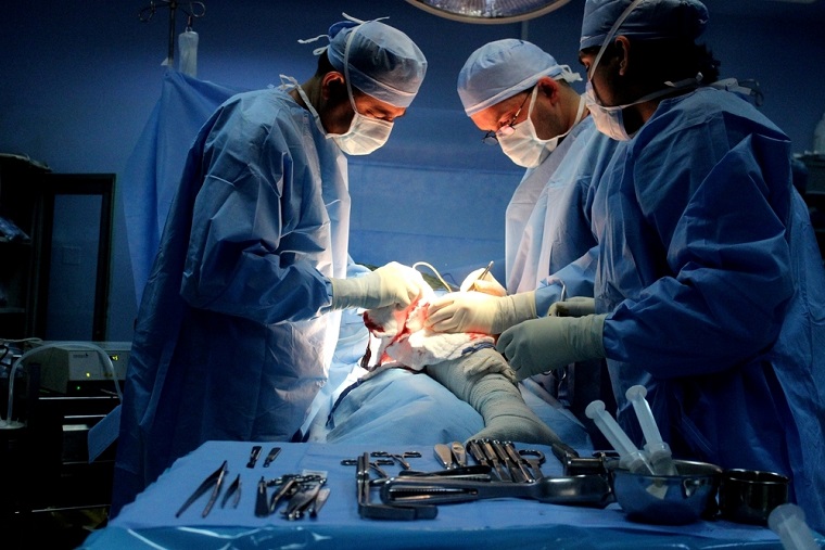 アンマンの再建外科病院で手術を行うラシード（中央）=2014　© MSF