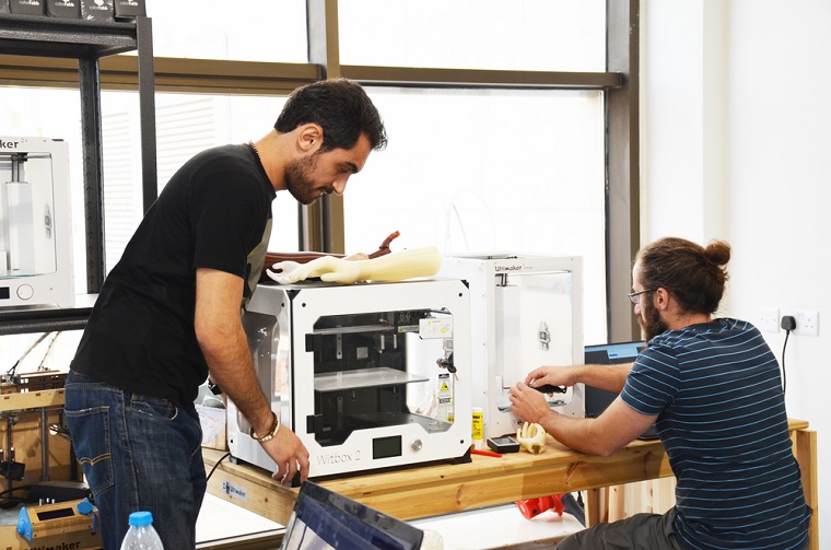3Dプリンターを使って義肢や装具の製作を行う © MSF