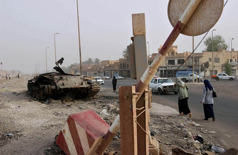 イラクの首都バグダッドの街に残された戦車=2003年5月　© Geert van Kesteren