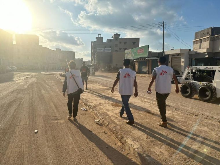 洪水発生直後の9月16日、デルナの街でニーズを調査するMSFスタッフら © MSF