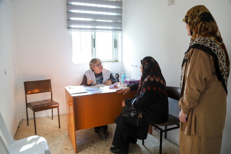 レバノン南部ナバティエで国境地帯から避難した人びとを診察するMSFの移動診療チーム　© MSF/Tracy Makhlouf