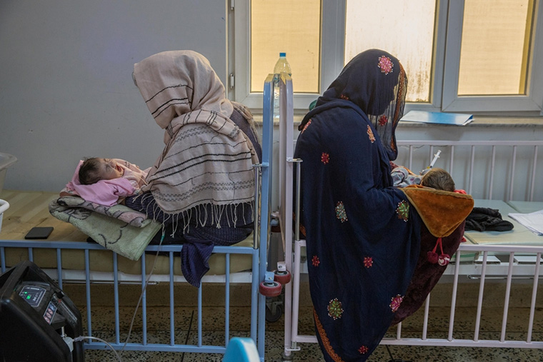 病棟でわが子を抱く母親たち © Oriane Zerah 