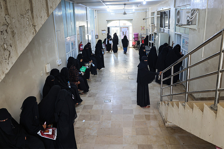 MSFが支援するアブス総合病院の産科待合室にて、待機する女性たち　Ⓒ Jinane Saad/MSF 