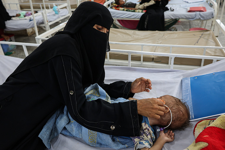 息子のムハンマドちゃんに寄り添うマヤサさん　Ⓒ Salam Daoud/MSF 