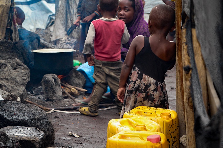 戦闘から逃れて避難生活を送る人びと。コレラのリスクが高まっている　© Marion Molinari/MSF