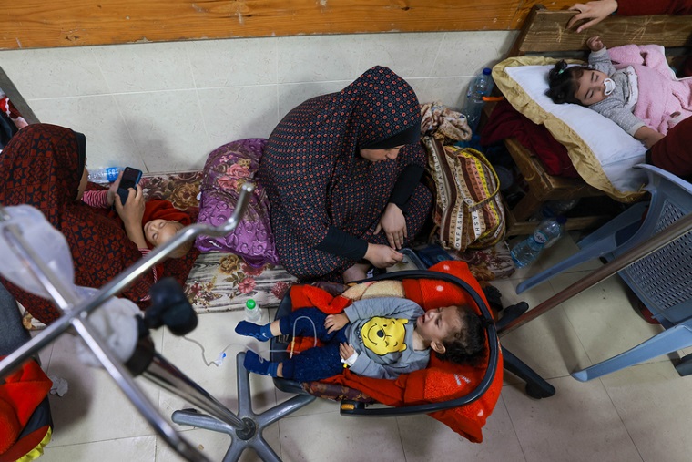 廊下にも患者や避難者があふれた（アル・アクサ病院）＝2023年11月29日　© MSF 