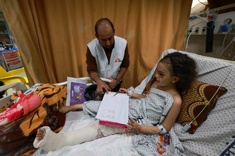 爆撃で家族全員を失った少女。MSFの心理士が寄り添う。家族の死はこの時まだ知らされていない（アル・アクサ病院）＝2023年11月29日　© MSF 