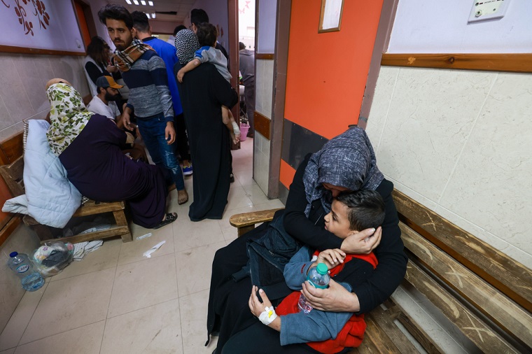 アル・アクサ病院の廊下で避難する人びと＝2023年11月29日　© MSF