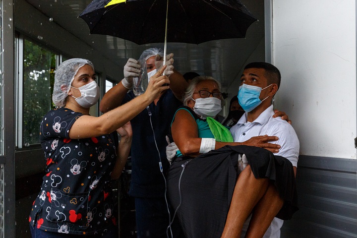 アマゾン川流域の新型コロナウイルス患者。より高度な治療が必要になり、救急車で州都へ搬送する　© Diego Baravelli