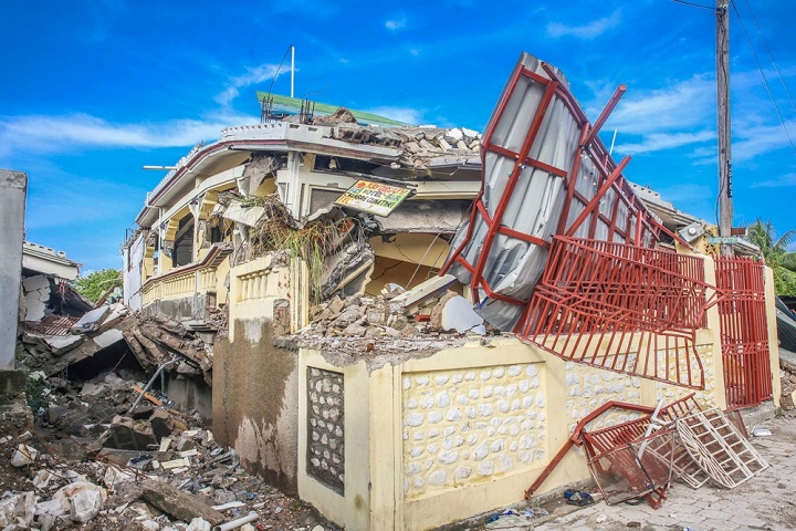 地震で倒壊した民家（レカイ市）　© Steven Aristil