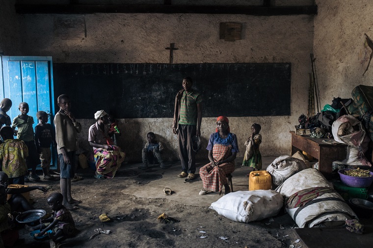 小学校の教室で避難生活を送る人びと。医療も食料も足りない状況が続き、MSFは援助の拡大を訴えている　　© Alexis Huguet