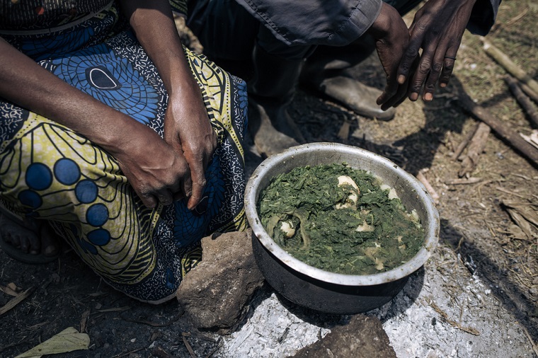 避難先の住民からもらった葉を煮込んで食べていると話す　　© Alexis Huguet