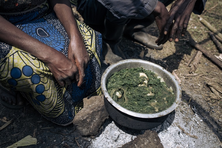 避難先の住民からもらった葉を煮込んで食べていると話す © Alexis Huguet