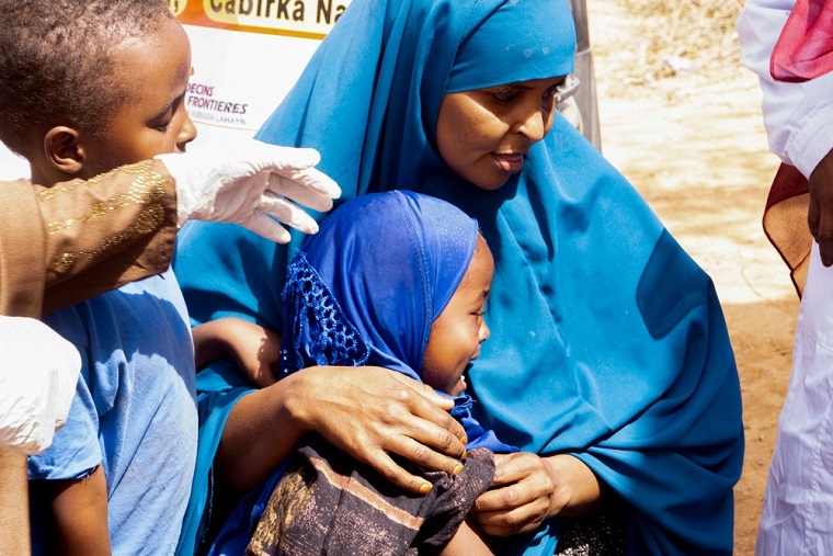避難民キャンプで、娘をはしかのワクチン接種に連れて来たヒイス・アリさん　© Mohamed Hussein (MOTO)/MSF