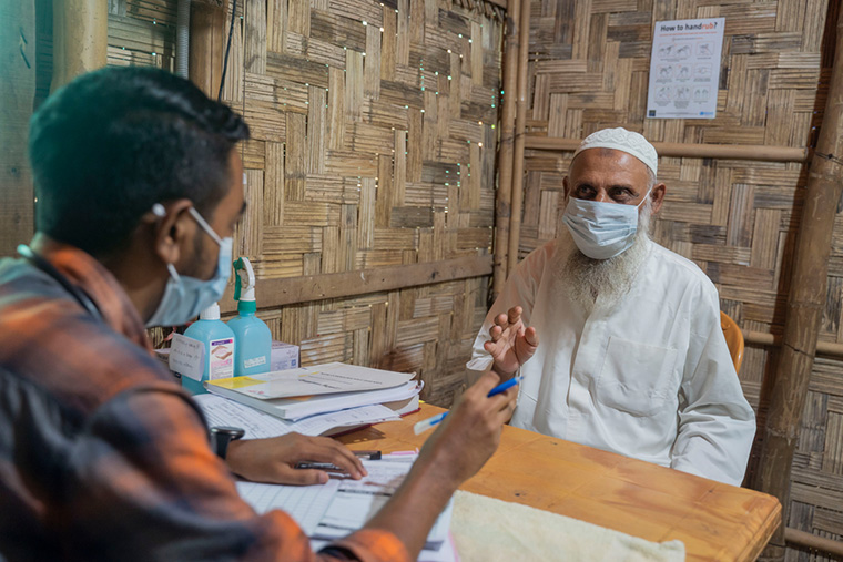 キャンプ内のMSFの医療施設で糖尿病と高血圧の治療を受けるモハメドさん。腎臓病も患っているが、外出許可が下りないため、キャンプ外の医療施設では治療を受けることができない　Ⓒ Saikat Mojumder/MSF
