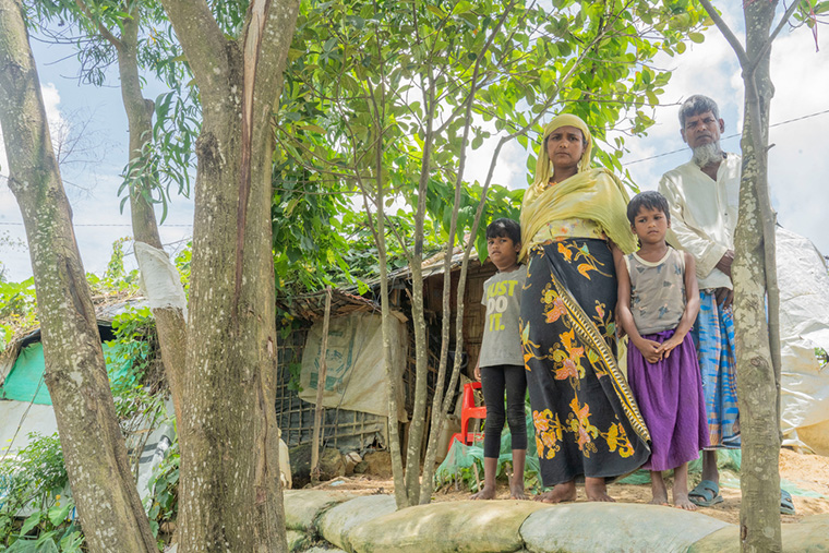 2017年、幼い娘たちを連れミャンマーを脱出したタイエバ・ベグムさん。いまも難民キャンプで暮らす　Ⓒ Saikat Mojumder/MSF