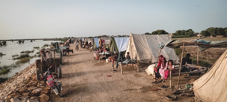 被災してテントで過ごす人びと（シンド州）　© MSF