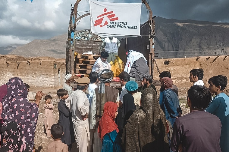 被災し避難してきた人びとへ救援物資を配布（バルチスタン州クエッタ）　© MSF