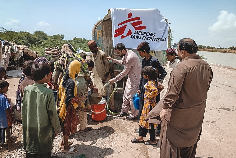 バルチスタン州デーラ・ムラド・ジャマリでの給水の様子　© MSF