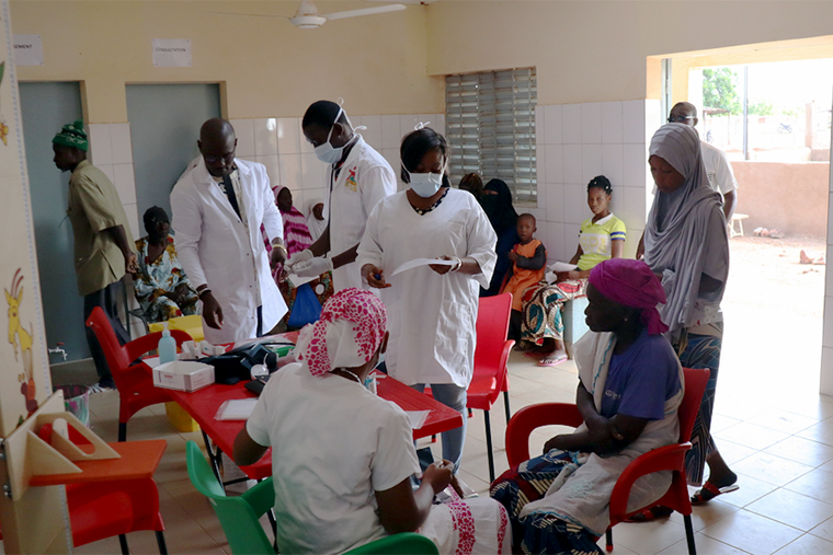 首府デドゥグでMSFが支援する診療所の待合室　© MSF/Adama Gnanou 