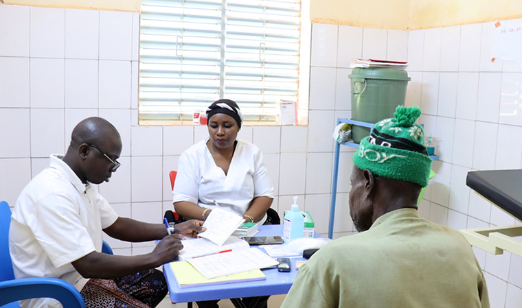 デドゥグの診療所で患者の診察を行う医療スタッフ　© MSF/Adama Gnanou