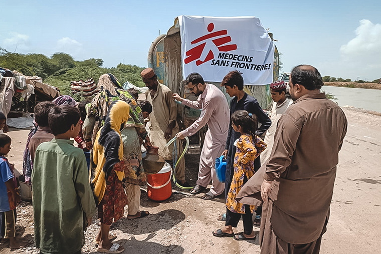 避難した人びとに清潔な飲料水を提供するMSFのチーム＝バルチスタン州、デーラ・ムラド・ジャマリ　Ⓒ MSF